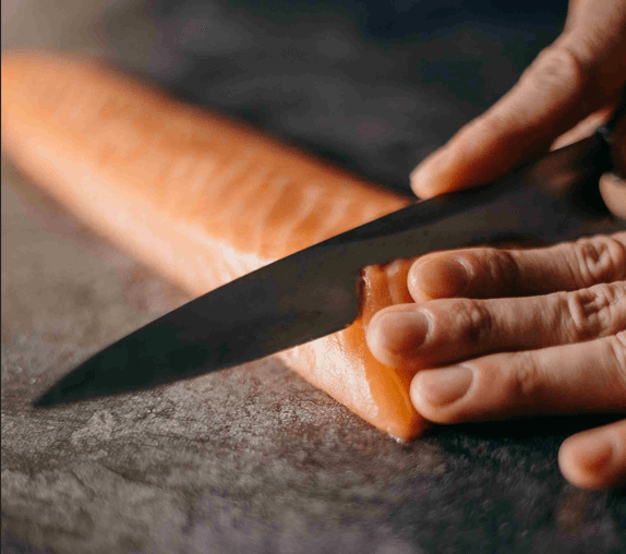 salmón cortado par un menu del dia de la madre